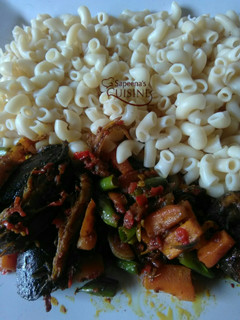 A picture of Macaroni + smoked fish sauce with veggeies.