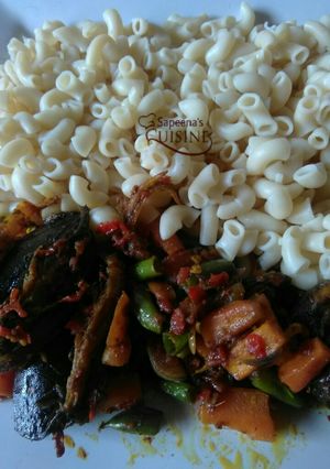 A picture of Macaroni + smoked fish sauce with veggeies.