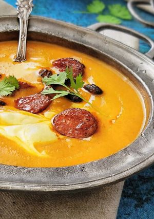 Una foto de Sopa picante de calabaza con crema de aguacate