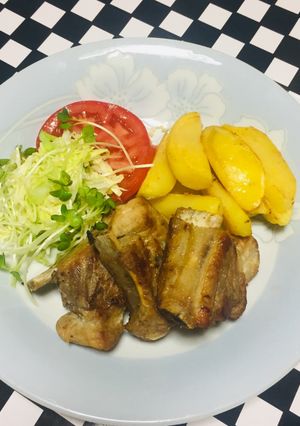 Una foto de Costillas de Cerdo con Papas fritas !!