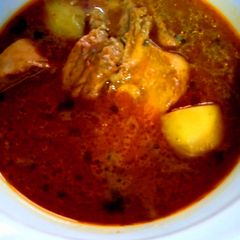 A picture of Aloo gosht.