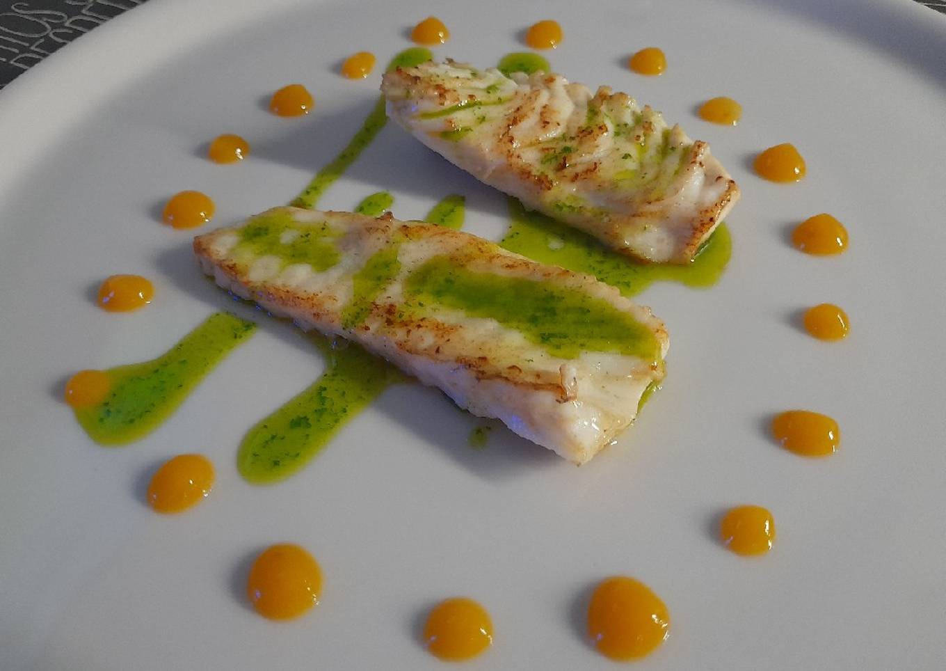 Rodaballo con aceite de perejil y cebollino con coolie de mango