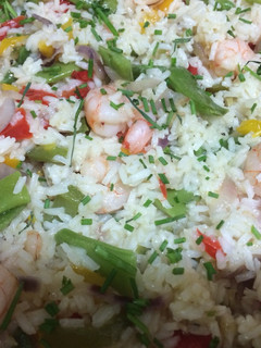 Una foto de Arroz salteado con verduras y gambas