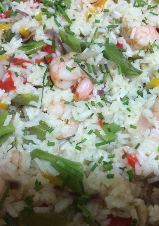 Una foto de Arroz salteado con verduras y gambas
