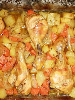 Una foto de Muslos de pollo con patatas y boniato al horno