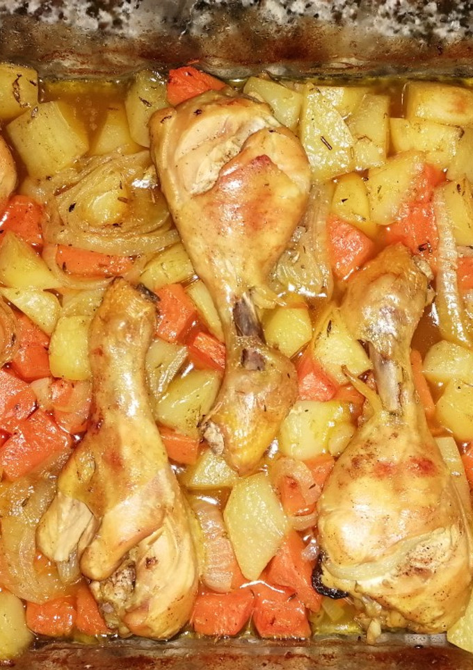 Una foto de Muslos de pollo con patatas y boniato al horno