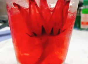 Hình của món Nước uống từ hoa bụp giấm hay hoa artiso đỏ.