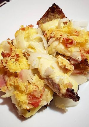 Una foto de Matambre a la pizza en dos versiones: Jamón y queso y Fugazzeta