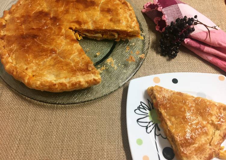 Empanada de hojaldre, atún y huevo