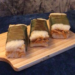 A picture of Chicken/Tuna Lemper.