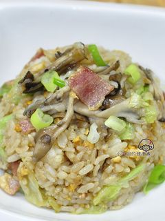 舞菇培根炒飯 的食譜成品照片
