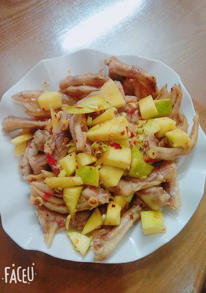 Hình của món Chân gà trộn xoài non.