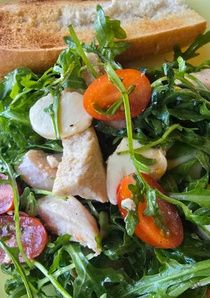 Rukkolás csirkemellsaláta recept fotója