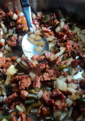 Una foto de Chorizo con chile poblano encebollado a la mexicana pa tacos