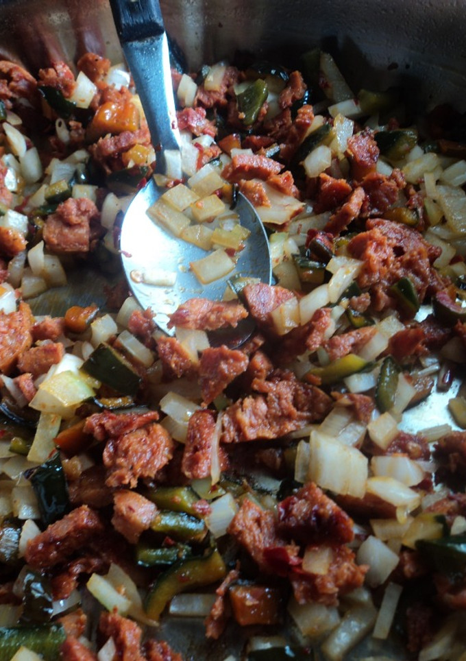 Una foto de Chorizo con chile poblano encebollado a la mexicana pa tacos