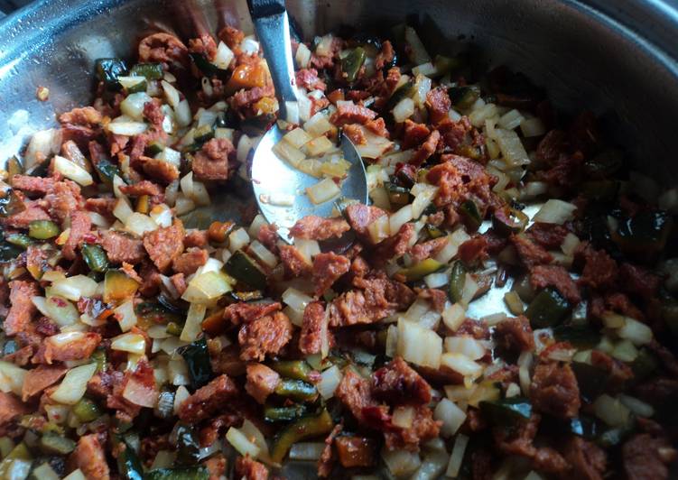 Chorizo con chile poblano encebollado a la mexicana pa tacos