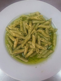 Una foto de Macarrones a salsa pesto