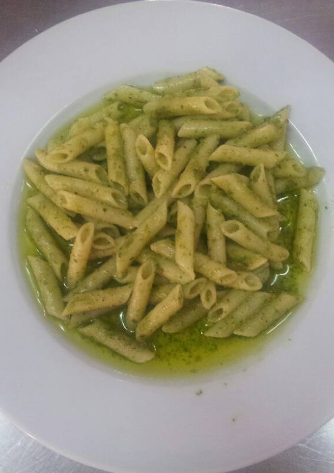 Una foto de Macarrones a salsa pesto
