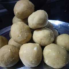 A picture of रवा और बेसन के लड्डू (Rava aur besan ke laddu recipe in hindi).