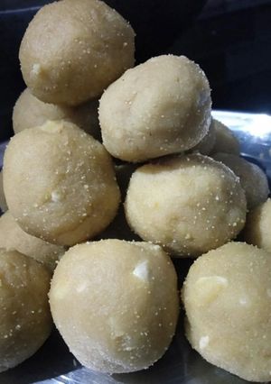 रवा और बेसन के लड्डू (Rava aur besan ke laddu recipe in hindi) रेसिपी मुख्य फोटो