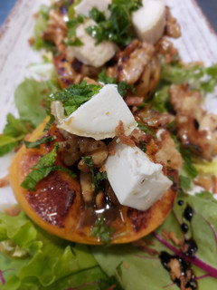Una foto de Ensalada de melocotón 🍑🍑 con queso de cabra 🐐y vinagreta de frutos secos