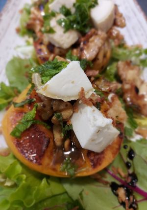 Foto principal de Ensalada de melocotón 🍑🍑 con queso de cabra 🐐y vinagreta de frutos secos