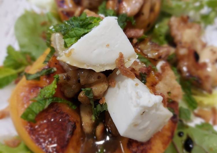 Ensalada de melocotón 🍑🍑 con queso de cabra 🐐y vinagreta de frutos secos