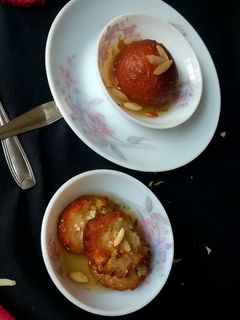 कलाकंद भरे गुलाब जामुन (Kalakand bhare gulab jamun recipe in hindi) रेसिपी मुख्य फोटो