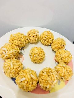 मुरमुरे लड्डू (Murmure ladoo recipe in hindi) रेसिपी मुख्य फोटो