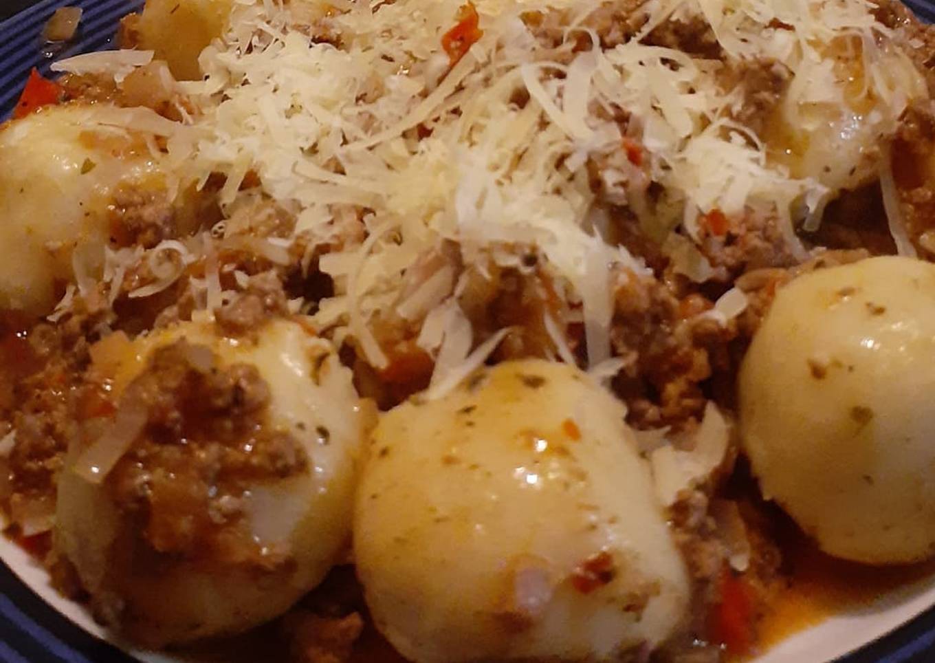 Ñoquis rellenos con jamón y queso, salsa bolognesa