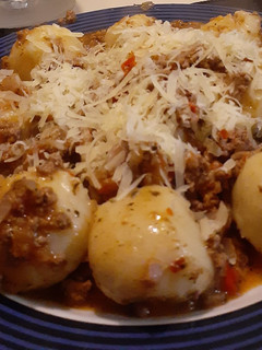 Una foto de Ñoquis rellenos con jamón y queso, salsa bolognesa