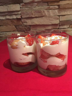 Una foto de Tiramisú con fresas