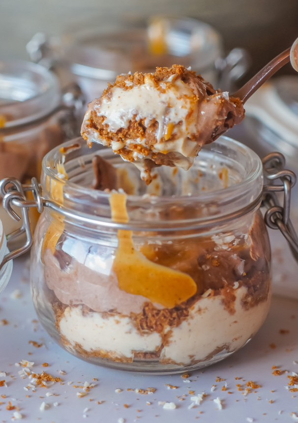 Una foto de Vasitos de yogur, cacao y avellanas