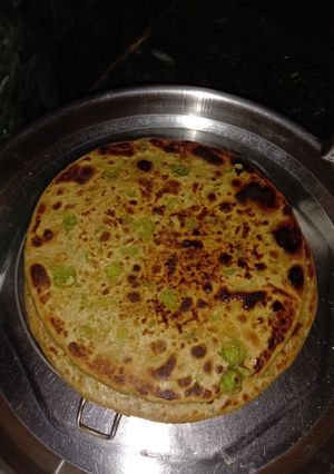 मटर और आलू का पराठा (matar aur aloo ka paratha recipe in Hindi) रेसिपी मुख्य फोटो
