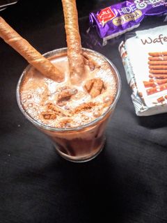 चॉकलेट बिस्कुट शेक (chocolate biscuit shake recipe in Hindi) रेसिपी मुख्य फोटो