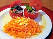 Una foto de tomates rellenos con choclo