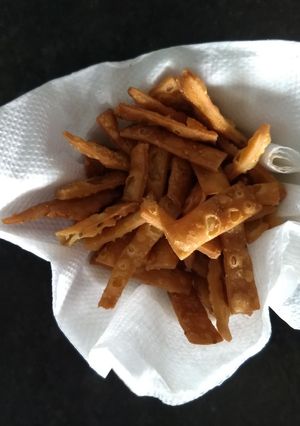 नमकपारे (Namakpare recipe in Hindi) रेसिपी मुख्य फोटो