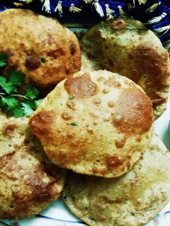 आलू मसाला पूरी (aloo masala poori recipe in Hindi) रेसिपी मुख्य फोटो