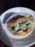 Swarma de pollo en pan pita y salsa tzanziqui. Plato marroquí