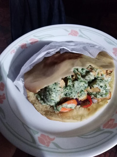 Una foto de Swarma de pollo en pan pita y salsa tzanziqui. Plato marroquí