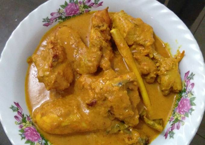 Ayam goreng gulai pedas