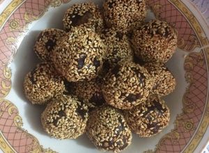 صورة لوصفة كرات التمر بلسمسم
