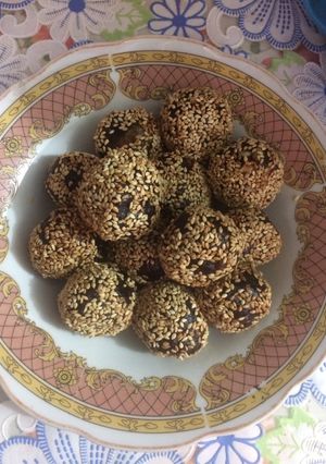 صورة لوصفة كرات التمر بلسمسم
