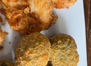 Una foto de Pollo “frito” (al horno) con croquetas de espinaca y queso (al horno)