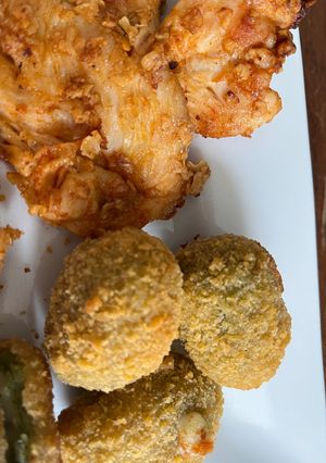 Una foto de Pollo “frito” (al horno) con croquetas de espinaca y queso (al horno)
