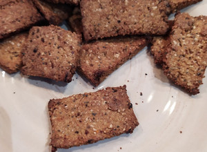 Una foto de Crackers de harina de garbanzos y condimentos