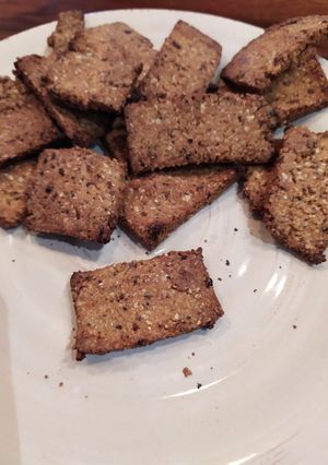 Una foto de Crackers de harina de garbanzos y condimentos