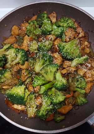 Una foto de Pollo con brócoli
