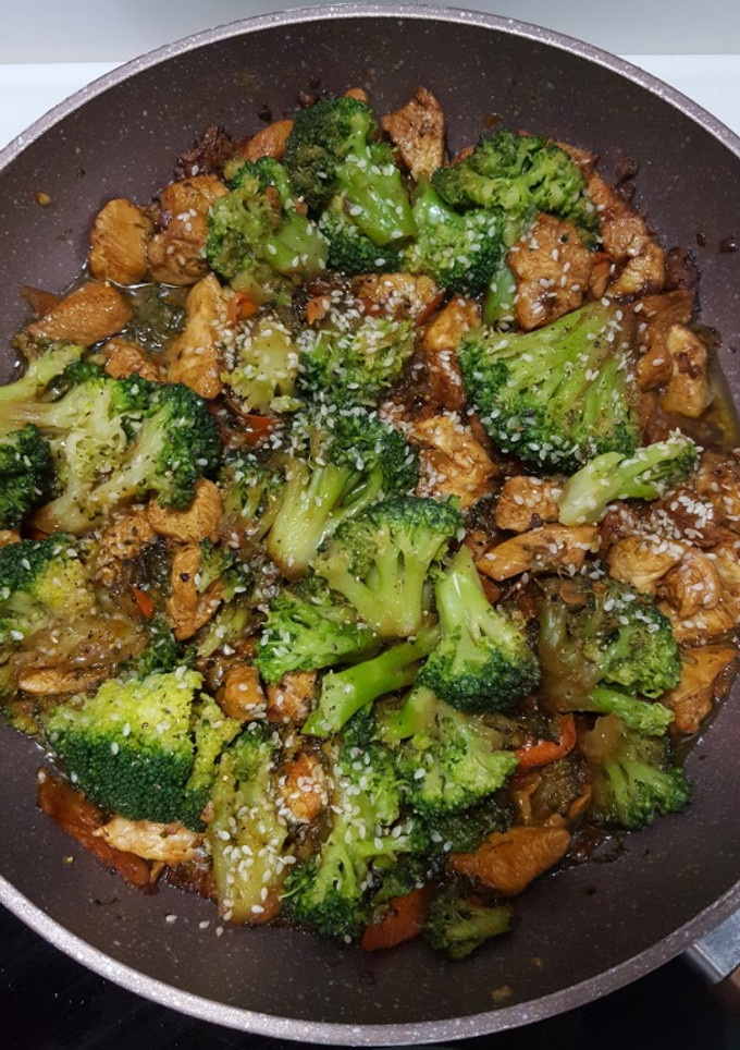 Una foto de Pollo con brócoli