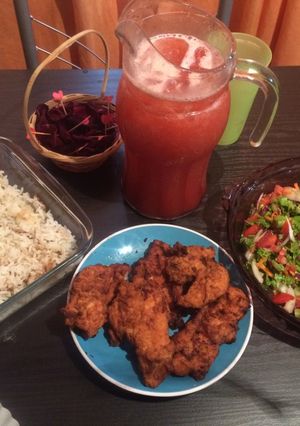 Una foto de Milanesa de pollo y ensalada colorida
